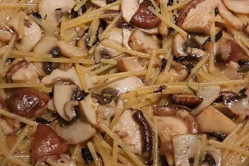 En un caldero con el aceite de oliva saltee el ajo, la cebolla, el tomillo y el laurel. Cuando comiencen a dorar, añada los hongos y saltee hasta que suden un poco. Luego integre la pasta. / Cortesía: Harry Sasson