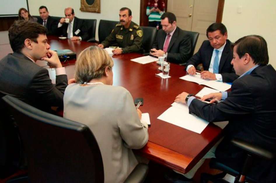 Reunión para revisar avances en investigaciones por amenazas a líderes sociales. / @CristoBustos