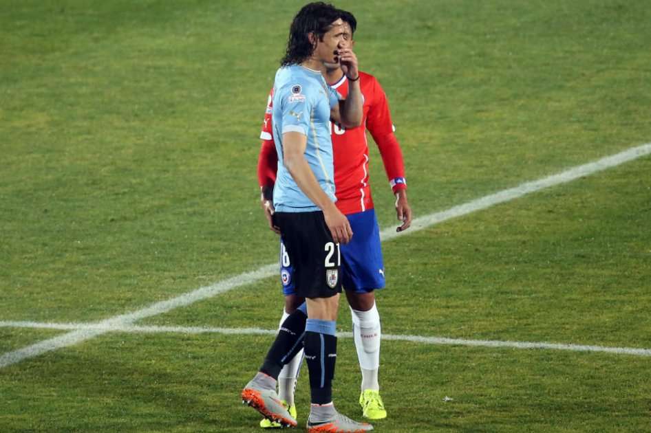 Jara agrede a Cavani en el Chile-Uruguay. Foto: AFP