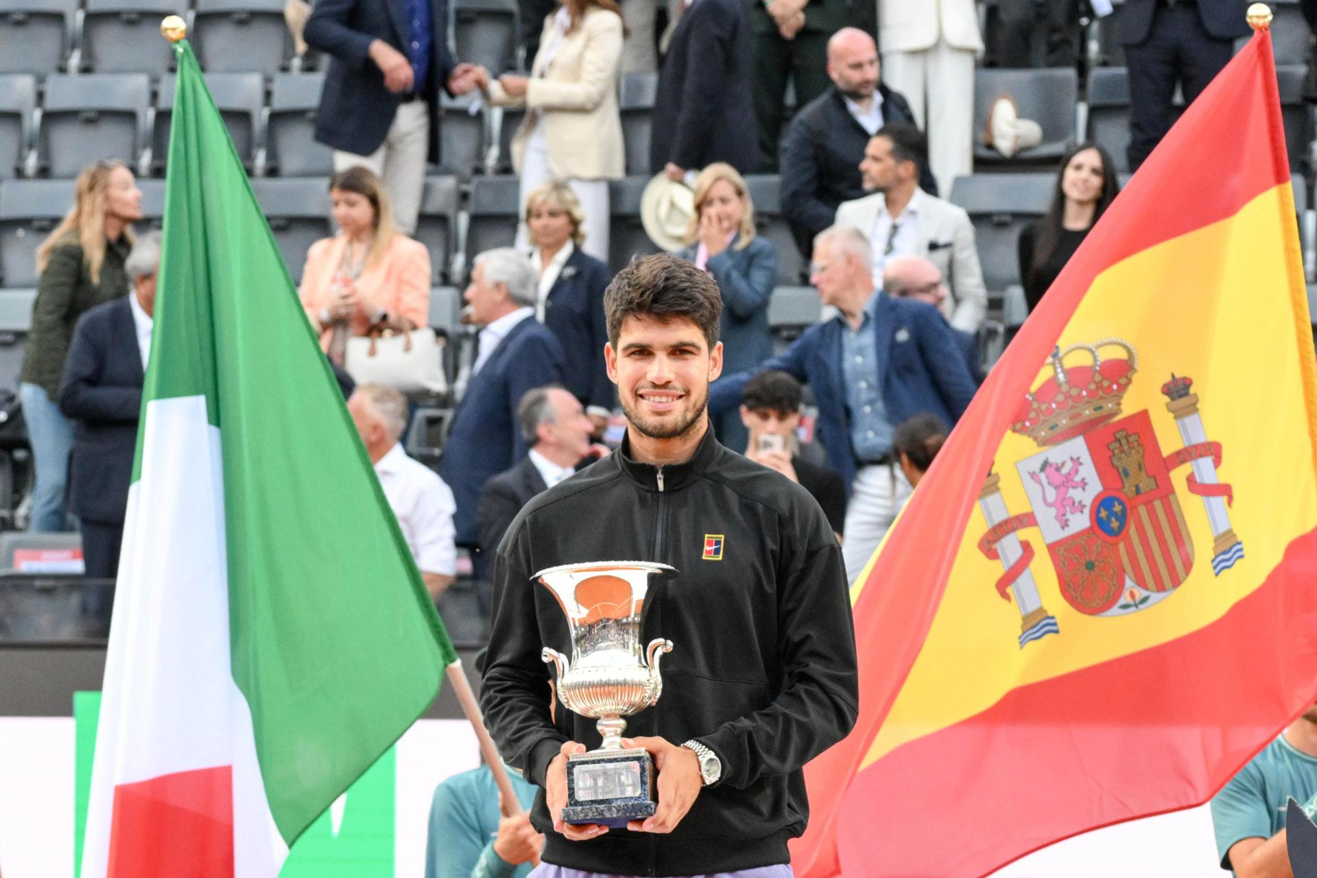 Roma (Italy), 18/05/2025.- Carlos Alcaraz of Spain poses with the winner's trophy after winning against Jannik Sinner of Italy in their Men's Singles final match of the Italian Open tennis tournament 2025, in Rome, Italy, 18 May 2025. (Tenis, Italia, España, Roma) EFE/EPA/Roberto Ramaccia