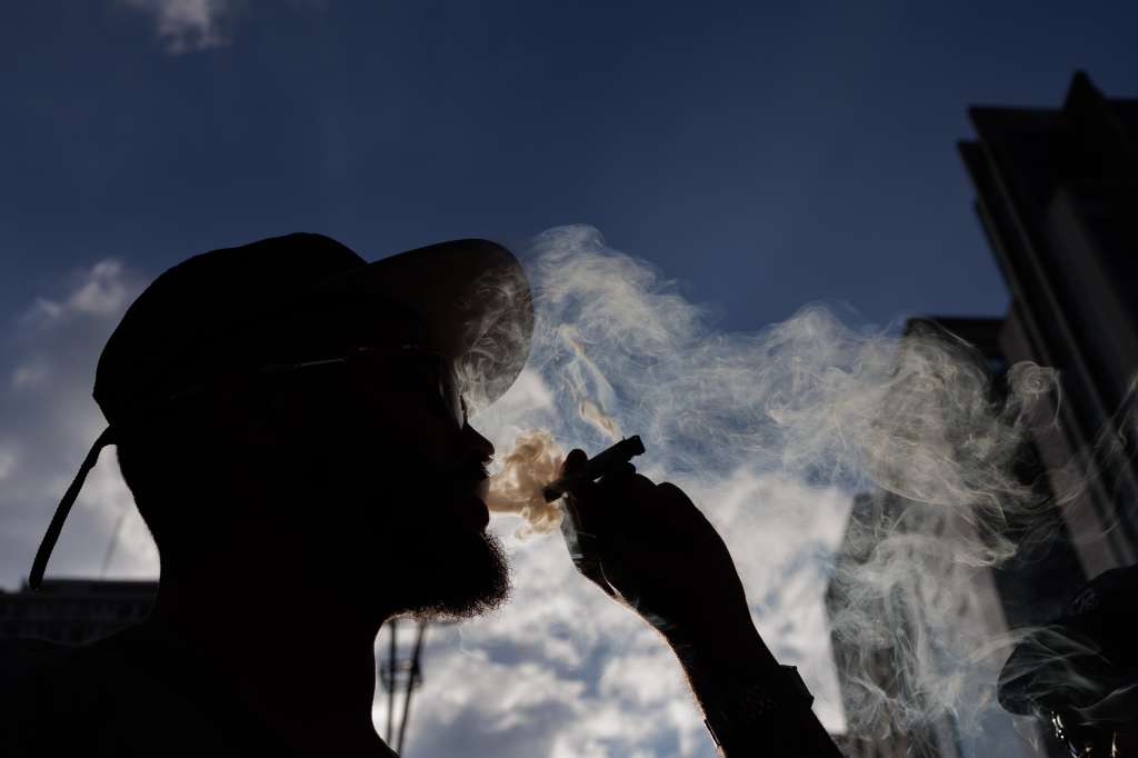 BRA100. SAO PAULO (BRASIL), 17/06/2023.- Cientos de personas participan en la Marcha de la Marihuana hoy en Sao Paulo (Brasil). Cientos de brasileños participaron este sábado en la Marcha de la Marihuana de Sao Paulo para exigir el "fin de la guerra a las drogas", en medio de la expectativa por la reanudación de un juicio en la Corte Suprema que puede despenalizar su tenencia para consumo personal. EFE/Isaac Fontana