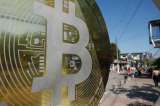 Desplome del bitcoin: empresas que apostaron por esta criptomoneda se tambalean