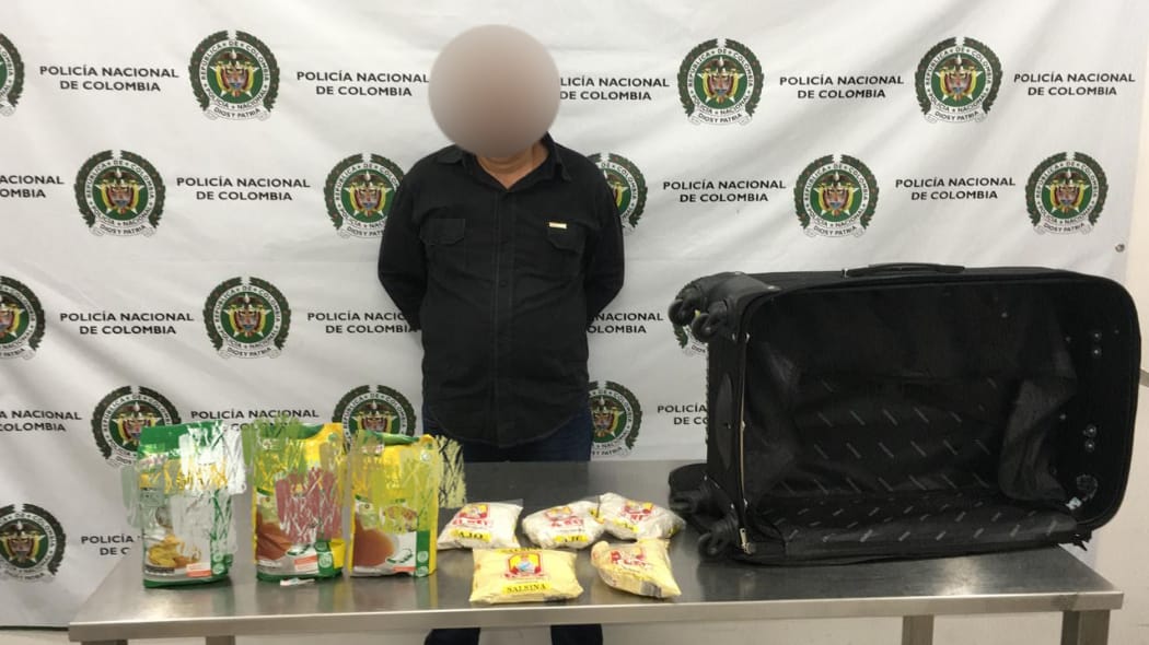 El pasajero, de 44 años, habría escondido el alijo en tres grandes tarros de condimentos. / Cortesía