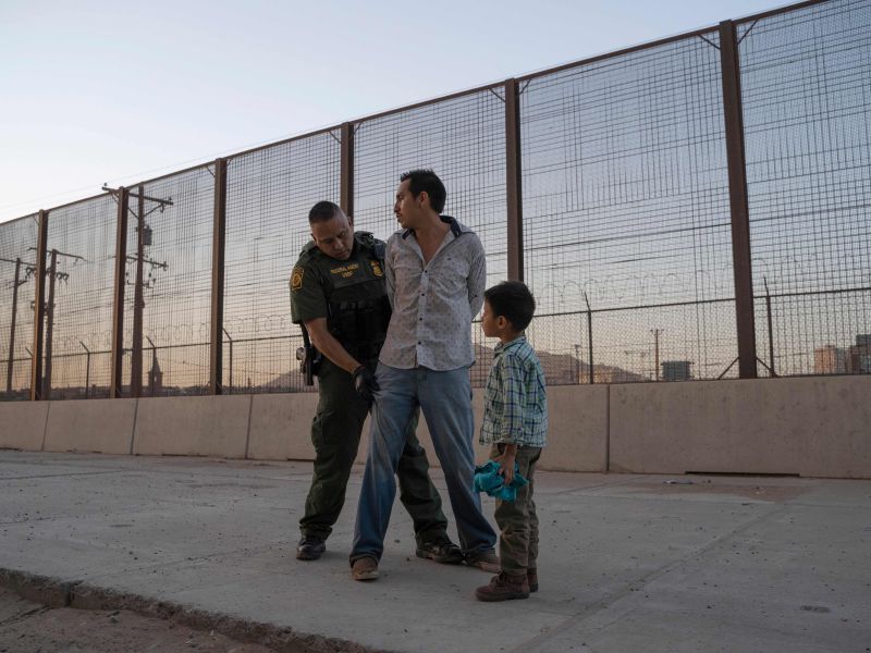 La norma mejor conocida como Título 42 fue instaurada durante el mandato de Donald Trump y le permite al gobierno expulsar de forma automática a adultos y a familias que crucen sin autorización las fronteras terrestres de Estados Unidos.