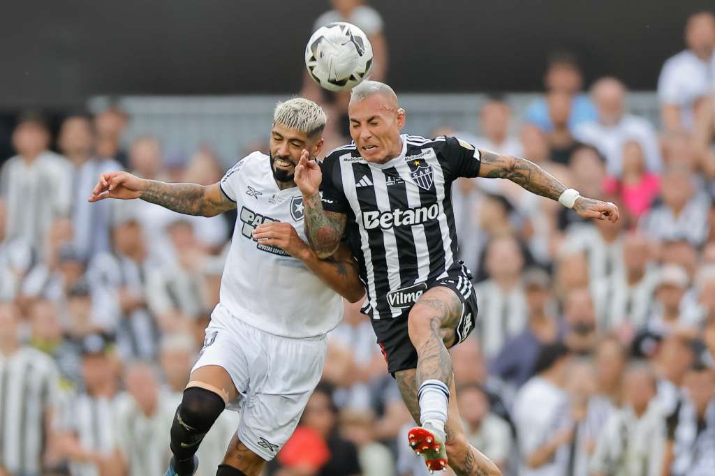 AMDEP762.BUENOS AIRES (ARGENTINA), 30/11/2024.- Eduardo Vargas (d) de Mineiro disputa un balón con Alexander Barboza de Botafogo este sábado, en la final de la Copa Libertadores entre Atlético Mineiro y Botafogo en el estadio Más Monumental en Buenos Aires (Argentina). EFE/ Juan Ignacio Roncoroni