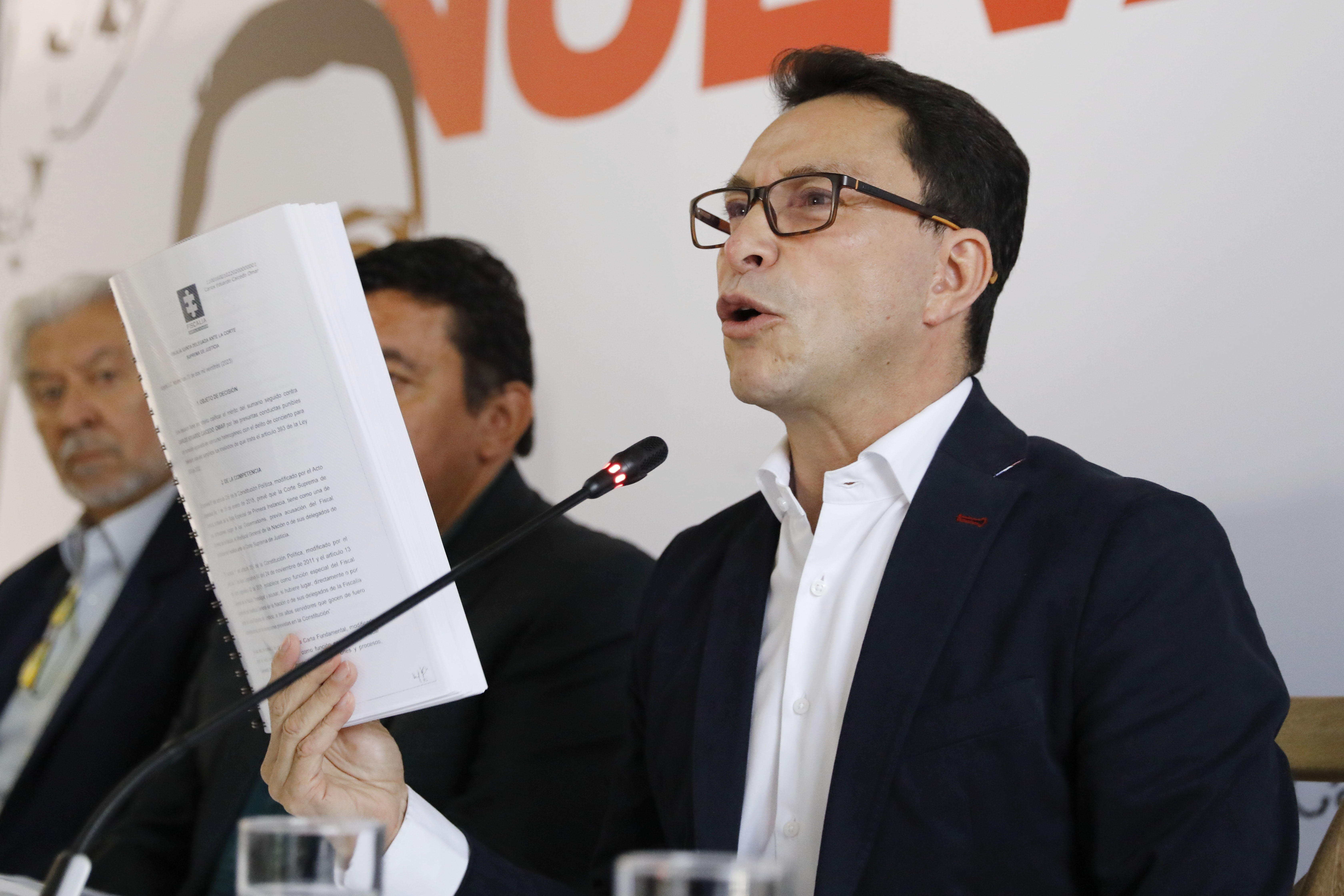 BOG400 BOGOTÁ (COLOMBIA), 24/02/2023.- El gobernador del Magdalena, Carlos Caicedo (c), habla hoy durante una rueda de prensa junto a su familia y abogados en Bogotá (Colombia). El gobernador del departamento colombiano del Magdalena, Carlos Caicedo, celebró que "terminan 20 años de infamia" con la preclusión de la investigación en su contra por su presunta participación en el asesinato de tres integrantes de la Universidad del Magdalena en colaboración con grupos paramilitares. EFE/Carlos Ortega