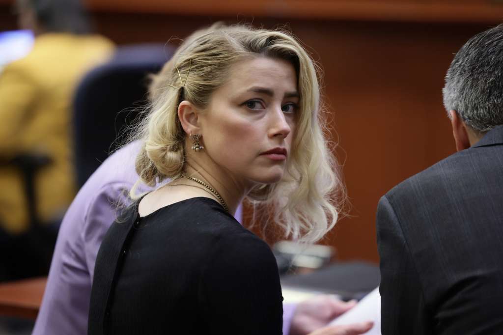 Fairfax (United States), 01/06/2022.- Actor Amber Heard waits before the jury's verdict in the Depp v. Heard civil defamation trial at the Fairfax County Circuit Courthouse in Fairfax, Virginia, USA, 01 June 2022. The jury found that US actor Johnny Depp was defamed by his ex-wife, US actor Amber Heard, in his 50 million US dollar defamation lawsuit against her and awarded him with 15 million US dollars. The jury also found that Heard was defamed by Depp through his former attorney, Adam Waldman, and awarded her with two million US dollars. (Estados Unidos) EFE/EPA/EVELYN HOCKSTEIN / POOL