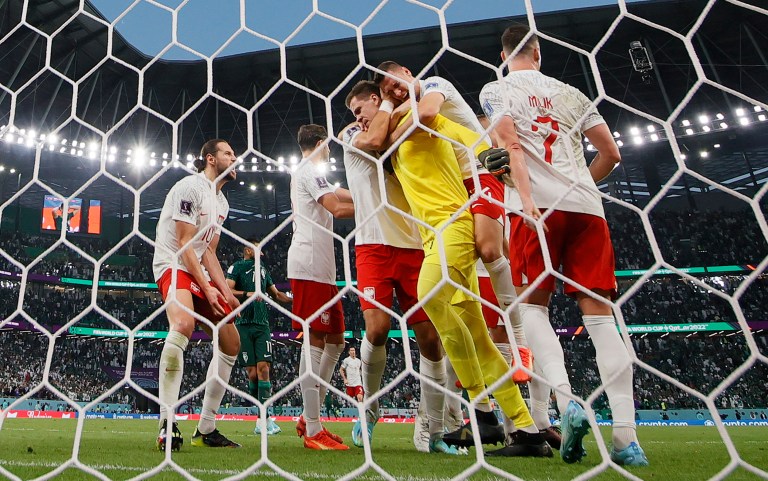 Doha (Qatar), 26/11/2022.- Goalkeeper Wojciech Szczesny of Poland celebrates with teammates after saving a penalty during the FIFA World Cup 2022 group C soccer match between Poland and Saudi Arabia at Education City Stadium in Doha, Qatar, 26 November 2022. (Mundial de Fútbol, Polonia, Arabia Saudita, Catar) EFE/EPA/Ronald Wittek