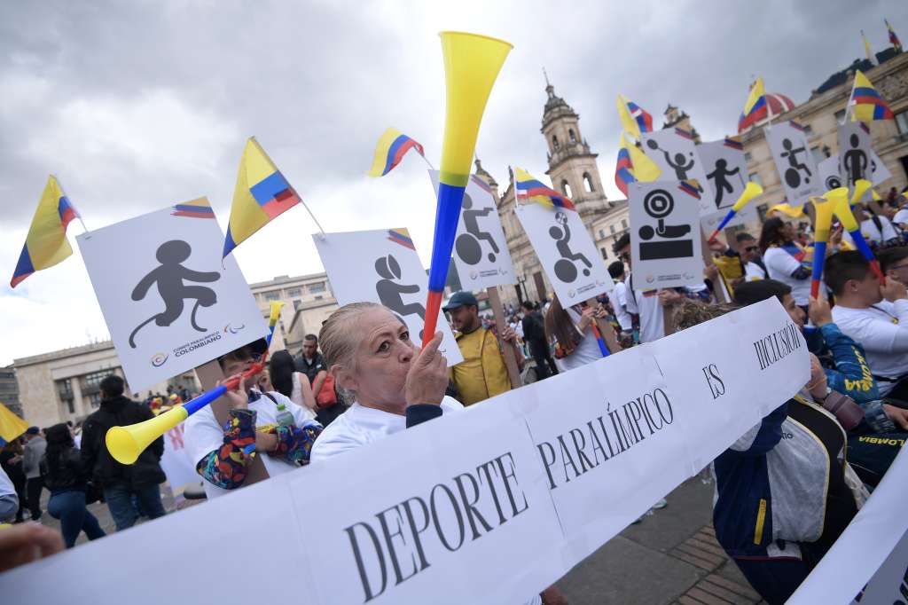 Atletas, entrenadores y dirigentes de todo el sistema deportivo nacional, olímpico y paralímpico, se concentraron en la Plaza de Bolívar para reclamarle al gobierno de Gustavo Petro por la reducción de casi el 70% de su presupuesto para 2026, prevista en la nueva Ley de Financiamiento. La protesta contó con la participación de medallistas olímpicos como Jeison López, Carlos Ramírez o Mari Leivis Sánchez; medallistas paralímpicos, como Erica Castaño, Moisés Fuentes y Fabio Torres; exdeportistas, ahora dirigentes, como Fabiola Zuluaga y Javier Suárez, y altos mandos del deporte colombiano como el presidente del Comité Olímpico nacional, Ciro Solano.