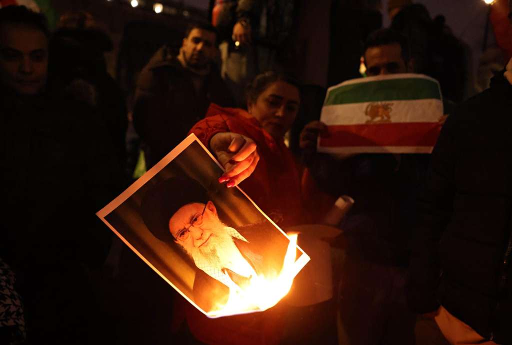 LONDON (United Kingdom), 11/01/2026.- Protesters set on fire a portrait of Iranian Supreme Leader Ali Khamenei as they take part in a rally in support of the current protest movement in Iran, outside Downing Street in London, Britain, 11 January 2026. Since 28 December 2025, nationwide anti-government protests have taken place across Iran despite a heavy crackdown. (Protestas, Reino Unido, Londres) EFE/EPA/NEIL HALL
