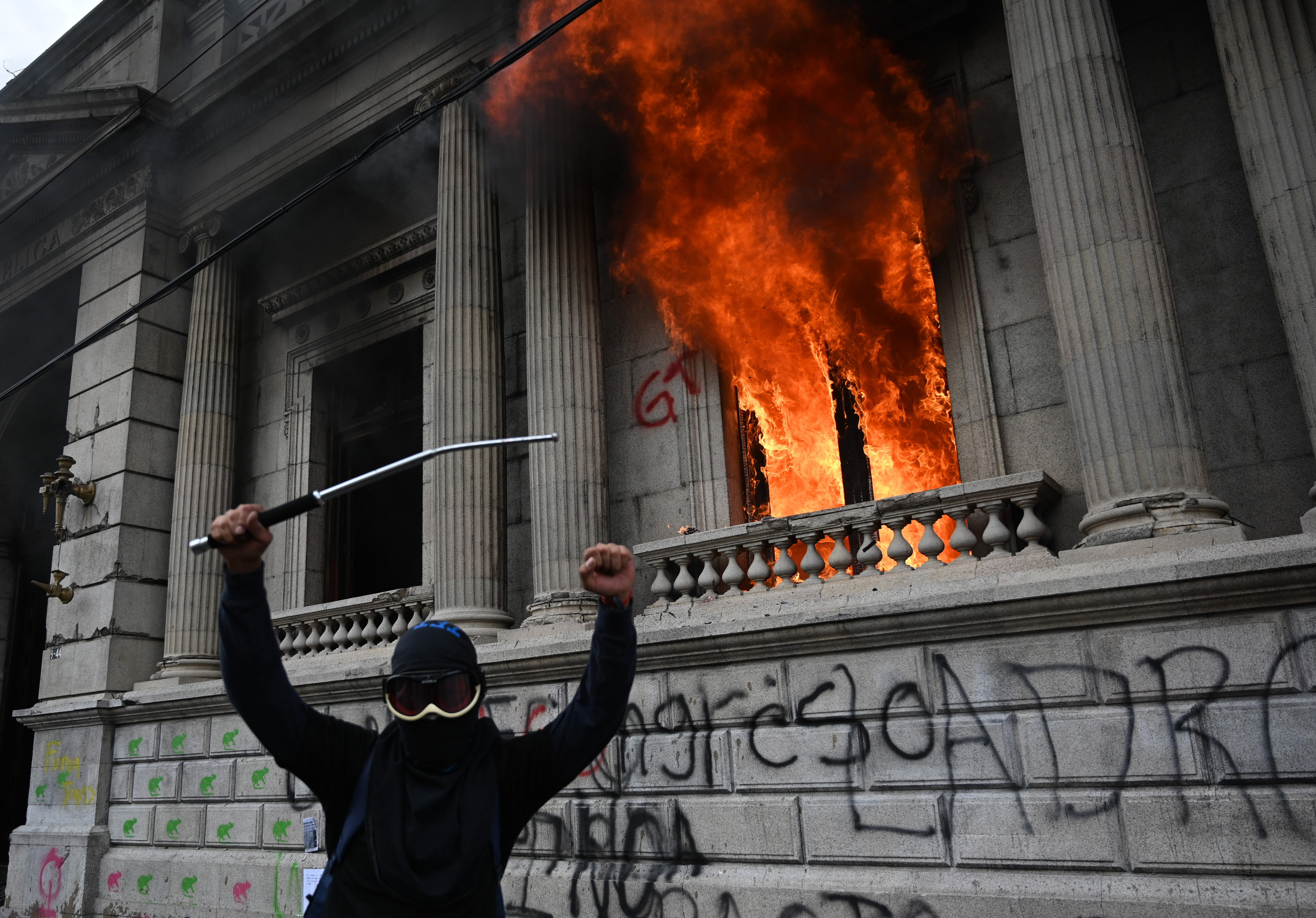 Es tal el descontento social, que la jornada de protestas dejó arrestos, heridos y un incendio dentro del Congreso de la República. Y no sólo eso, los manifestantes piden la renuncia del presidente Alejandro Giammattei.