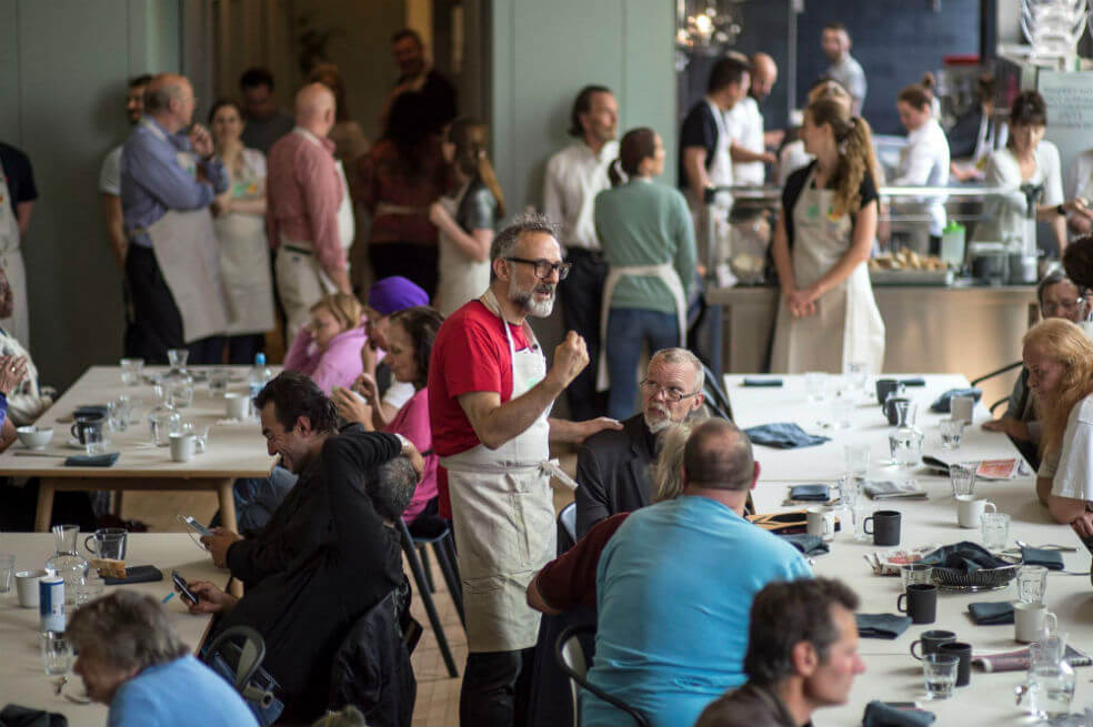 El galardonado chef italiano Massimo Bottura (centro), líder del proyecto "Food for Soul", que acoge a diario a personas sintecho o que están solas y sin recursos en Londres para que pueden disfrutar de un menú de alta cocina. / EFE