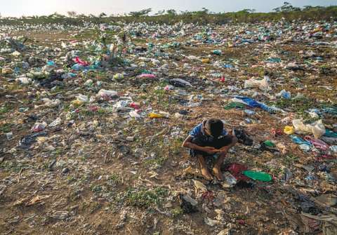 Así es como la contaminación por plástico afecta de manera desmedida a los más vulnerables