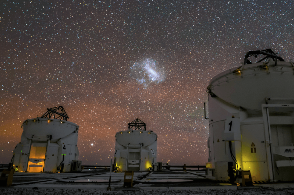 El sistema estelar binario VFTS 243 se encuentra en la galaxia enana Gran Nube de Magallanes en la periferia de la Vía Láctea.