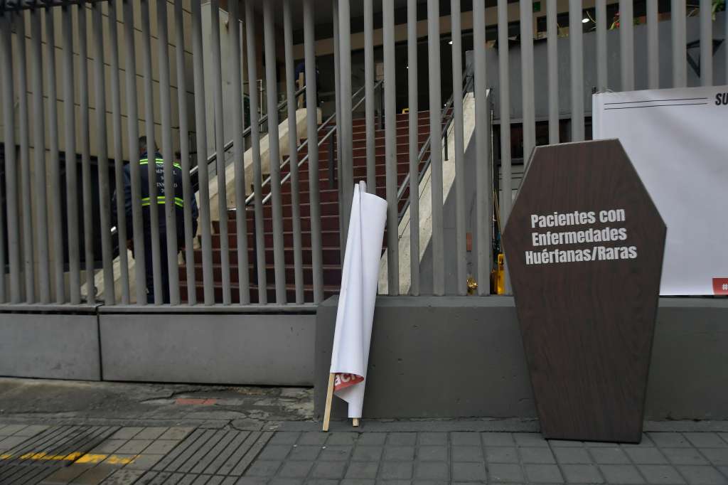 Plantón por la salud de pacientes con enfermedades huérfanas sobre la carrera 13 con calle 32, frente al ministerio de salud.