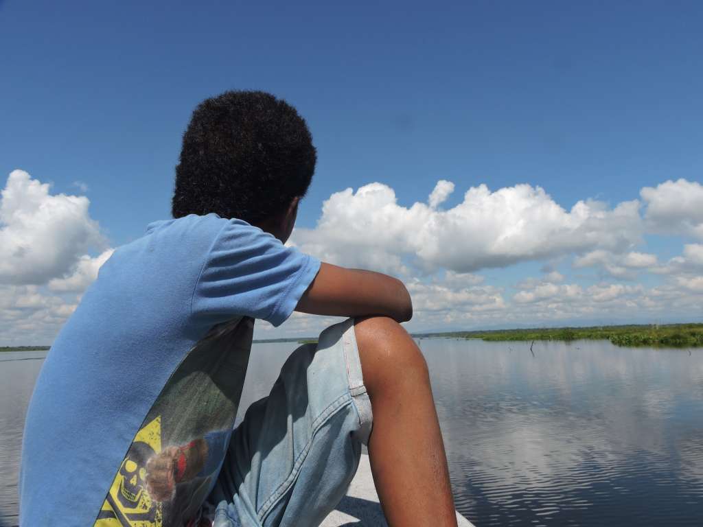 Joven admirando la Ciénaga de paredes - Magdalena Medio / Foto: Instituto Humboldt.