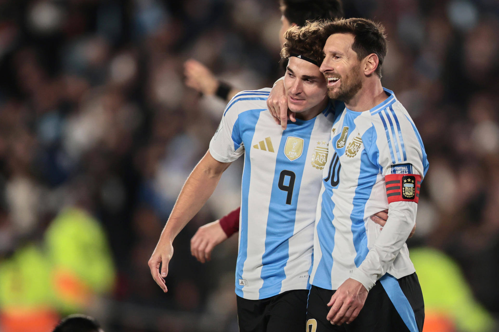 . BUENOS AIRES (ARGENTINA), 04/09/2025.- Lionel Messi (d) y Julian Alvarez de Argentina celebran un gol ante Venezuela este jueves, en un partido por las eliminatorias a la Copa Mundial 2026 entre Argentina y Venezuela en el estadio Monumental en Buenos Aires (Argentina). EFE/Adan González
