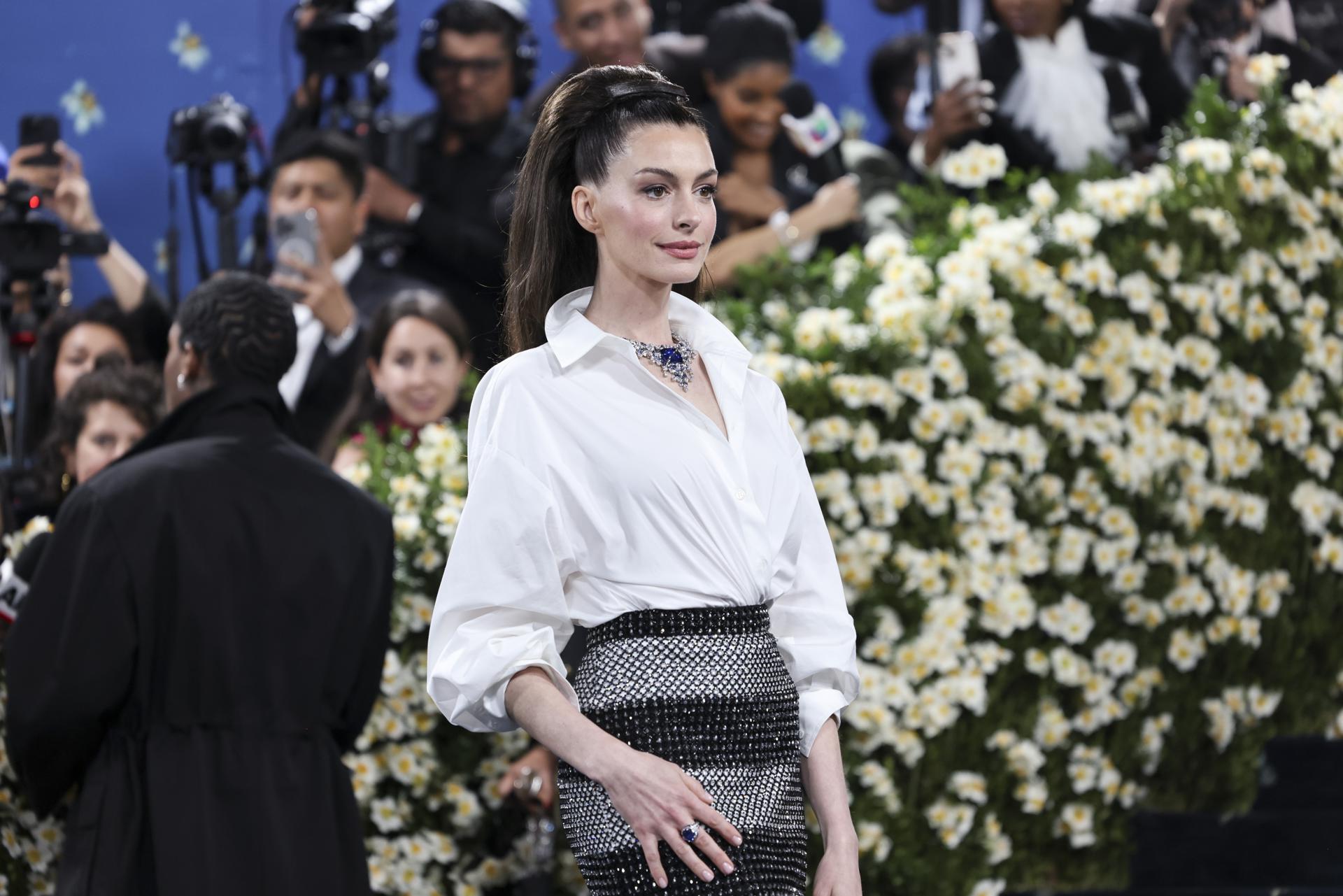 NEW YORK (United States), 06/05/2025.- Anne Hathaway poses on the red carpet for the 2025 Met Gala, the annual benefit for the Metropolitan Museum of Art's Costume Institute, in New York, New York, USA, 05 May 2025. The event coincides with the Met Costume Institute's spring 2025 exhibition ‘Superfine: Tailoring Black Style’ which will be on view from 10 May 2025 through 26 October 2025.  (Nueva York) EFE/EPA/JUSTIN LANE
