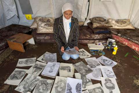 Pintar la guerra en Gaza: la obra de una adolescente palestina durante el desplazamiento