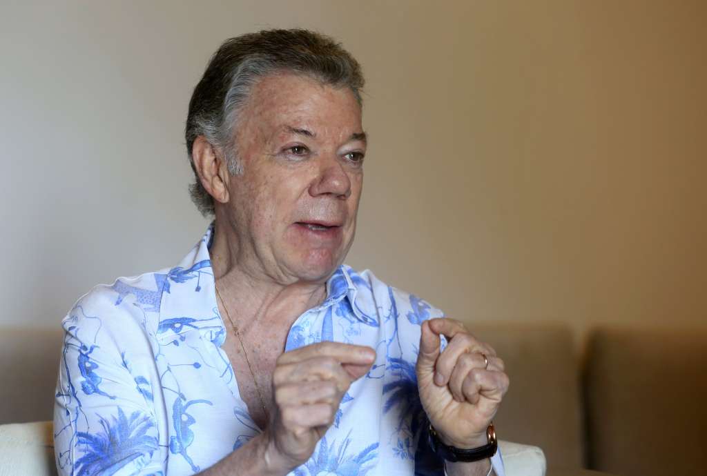 AME3203. CARTAGENA (COLOMBIA), 30/01/2024.- El ex presidente de Colombia Juan Manuel Santos habla durante una entrevista con EFE, el 28 de enero de 2024, en Cartagena (Colombia). La negociación de paz del Gobierno colombiano con la guerrilla del Ejército de Liberación Nacional (ELN) transita por un terreno "incierto" porque falta claridad en los objetivos, asegura el expresidente Juan Manuel Santos en una entrevista con EFE. EFE/Ricardo Maldonado Rozo
