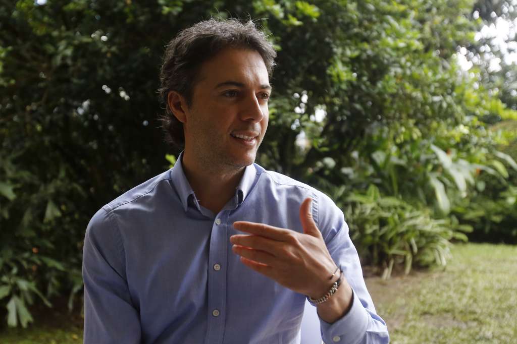 AME8874. MEDELLÍN (COLOMBIA), 12/05/2022.- El recién suspendido alcalde de la ciudad de Medellín, Daniel Quintero Calle, habla en entrevista con Efe, hoy, en Medellín (Colombia). Quintero asegura que teme que el actual Gobierno no permita una transición pacífica del poder en caso de que gane las elecciones presidenciales el izquierdista Gustavo Petro. Afirma, además, que el Gobierno del presidente Iván Duque está dispuesto "a todo" para mantenerse en el poder y advirtió que la decisión de la Procuraduría de suspenderlo provisionalmente por presunta participación en política obedece a intereses políticos y económicos "muy fuertes". EFE/ Luis Eduardo Noriega A.