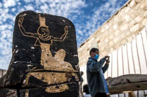 Un visitante toma fotografías a las piezas exhibidas por el gobierno de Egipto y que, según algunos arqueólogos, permitirán reescribir un periodo de la historia.