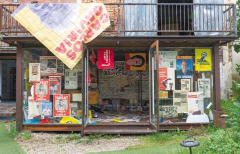 Un arsenal de campaña electoral en Espacio El Dorado