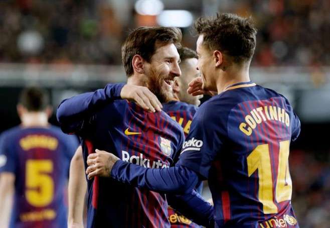 Coutinho (dere.) ha sido uno de los grandes socios de Lionel Messi. Valverde ya podrá tenerlos juntos en cancha. / AFP