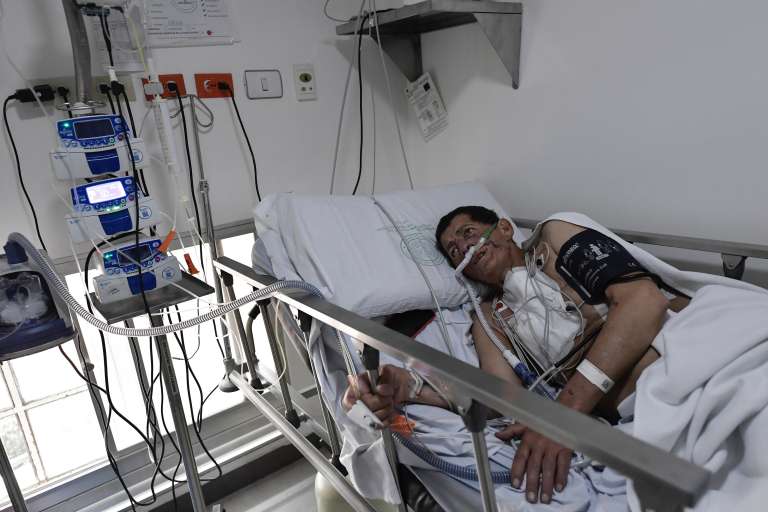 A sus 67 años, la noche del 31 de mayo de 2024 falleció Yomaira. Luchó media vida para que el sistema de salud le prestara una atención digna porque los biopolímeros invadieron su cuerpo. Este fotoreportaje es en homenaje a ella, quien fue la inspiración para contar estos relatos. Paz en su tumba.