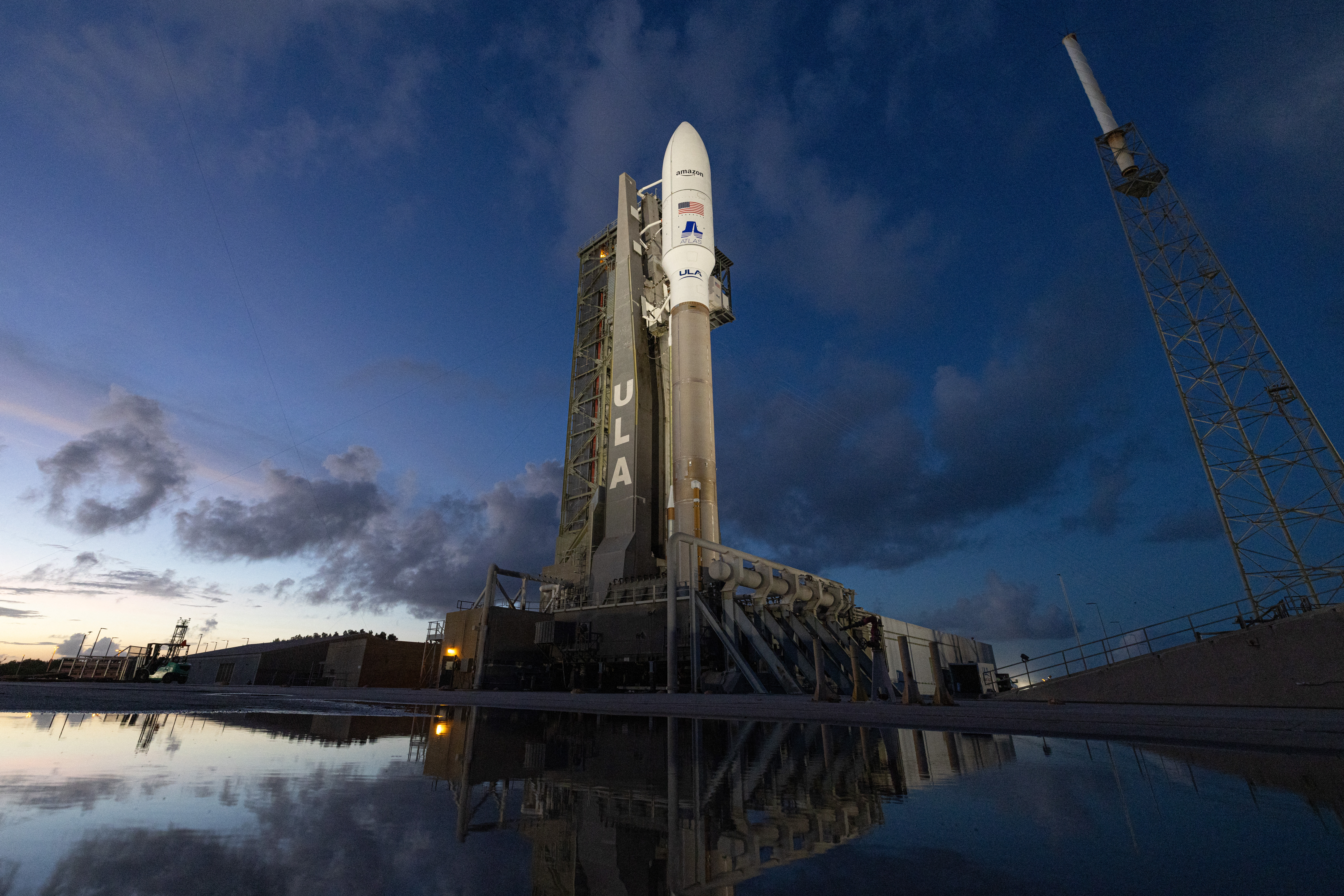 El lanzamiento de los satélites de Amazon en un cohete Atlas V desde la Estación de la Fuerza Espacial de Cabo Cañaveral en Florida.