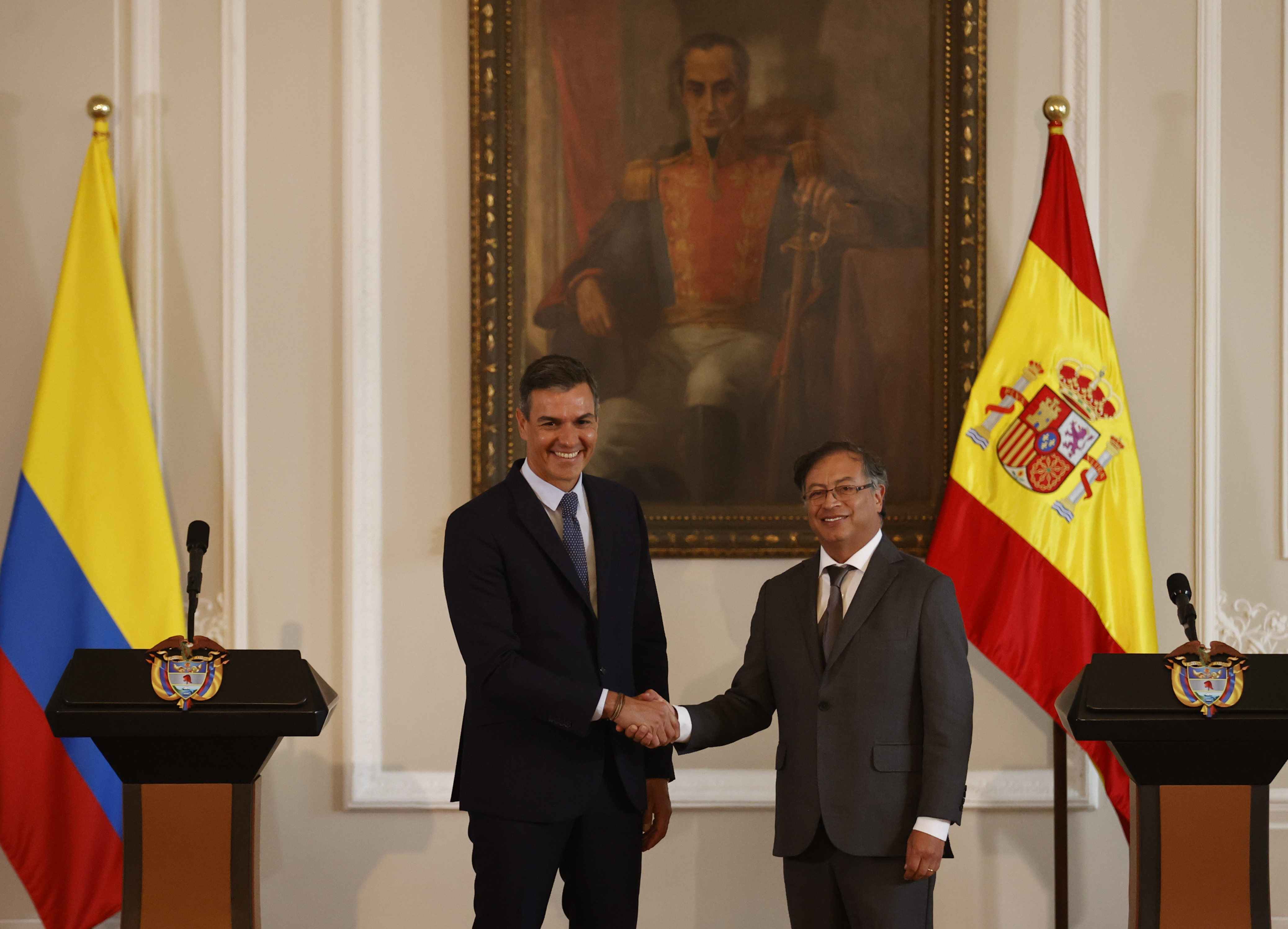 -FOTODELDÍA- AME1360. BOGOTÁ (COLOMBIA), 24/08/2022.- El presidente de Colombia Gustavo Petro (d) le da la mano al presidente de gobierno de España Pedro Sánchez (i) luego de dar declaraciones a la prensa, hoy en Bogotá (Colombia). EFE/Mauricio Dueñas Castañeda