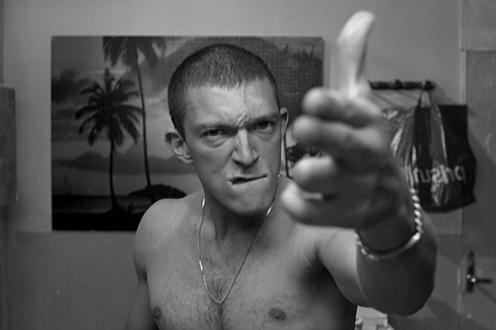 El odio, película de La Haine y Mathieu Kassovitz, narra la historia de un joven herido por un policía durante un interrogatorio. La película cuenta lo que pasa en la vida de tres jóvenes que, durante 24 horas, actúan bajo un instinto de violencia incontrolable.