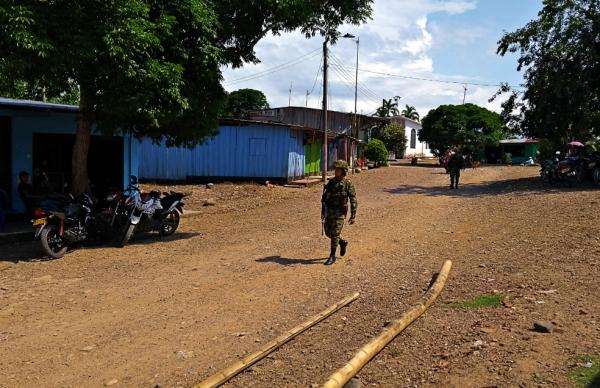 Por las calles del poblado Zabaleta hoy camina el Eje?rcito cuyos hombres vigilan a la Policía Antinarcóticos que buscan erradicar forzosamente los cultivos de coca./Óscar Neira.