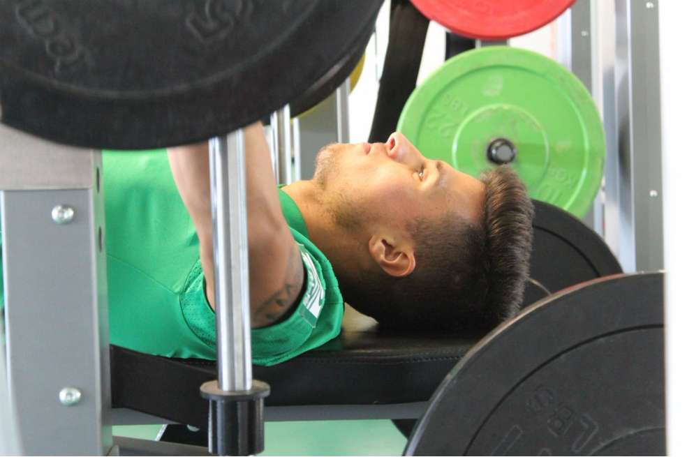 El colombiano Juan José Narváez, este lunes, realizando trabajos de gimnasio. / @RealBetis