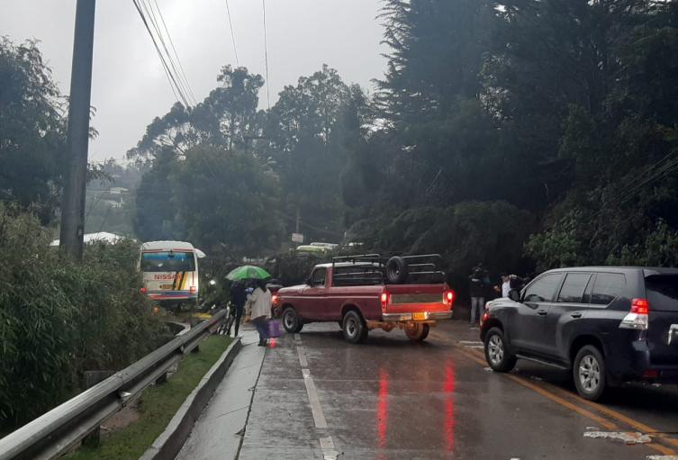 Reportan cierre temporada en la vía Bogotá- La Calera por caída un poste