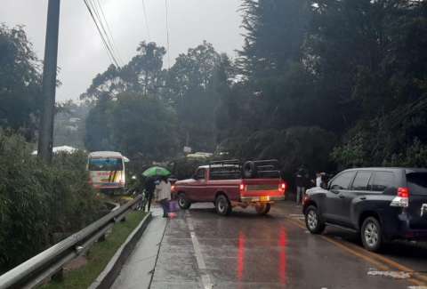Reportan cierre temporada en la vía Bogotá- La Calera por caída de un poste