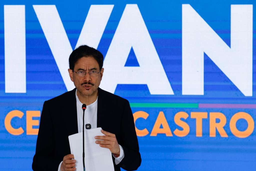 AME3891. BOGOTÁ (COLOMBIA), 24/06/2026.- El candidato de izquierda Iván Cepeda, habla durante una rueda de prensa este miércoles, en Bogotá (Colombia). Cepeda reconoció la derrota en las elecciones presidenciales del pasado domingo en Colombia y aceptó el triunfo del candidato de ultraderecha Abelardo de la Espriella, quien obtuvo 12,9 millones de votos (49,78 %) y le ganó por menos de un punto porcentual de diferencia. EFE/ Mauricio Dueñas Castañeda