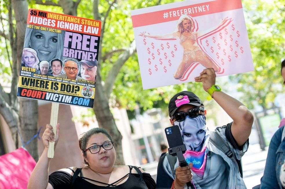 Un grupo de seguidores de Britney Spears exige la liberación de la cantante del dominio opresor de su padre.