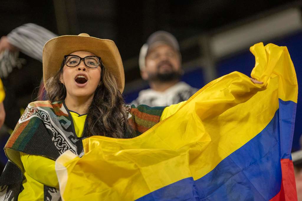 AMDEP6435. NUEVA JERSEY (ESTADOS UNIDOS), 14/10/2025.- Una persona sostiene una bandera de Colombia este martes, previo a un partido amistoso entre Colombia y Canadá en el estadio Red Bull Arena, en Nueva Jersey (Estados Unidos). EFE/ Ángel Colmenares
