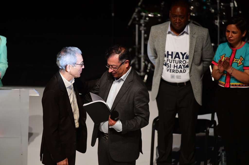 Sacerdote y exprovincial jesuita en compañía del presidente electo Gustavo Petro durante la entrega del informe final de la comisión de la verdad
