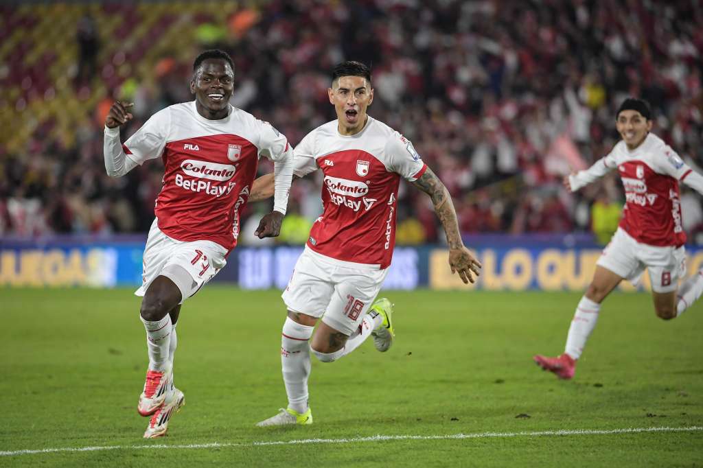 Jhojan Torres de Santa Fe celebra su gol contra Millonarios.
