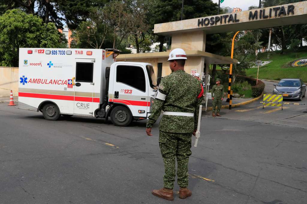 AME6855. BOGOTÁ (COLOMBIA), 23/03/2026.- Una ambulancia traslada heridos de un accidente aéreo ocurrido en Puerto Leguízamo este lunes, en el Hospital Militar Central en Bogotá (Colombia). El accidente de un avión Hércules C-130 de la Fuerza Aeroespacial Colombiana (FAC), que cayó a tierra tras despegar con 125 personas a bordo desde la ciudad amazónica de Puerto Leguízamo, en el departamento del Putumayo, dejó al menos ocho militares muertos y 83 heridos, mientras se desconoce la suerte de los otros 34 ocupantes. EFE/ Carlos Ortega