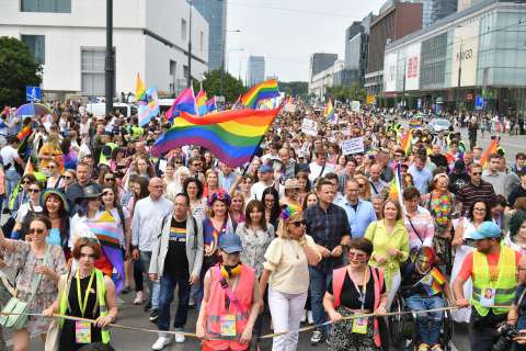 Miles de personas protestan en apoyo a comunidad LGBTIQ en Polonia