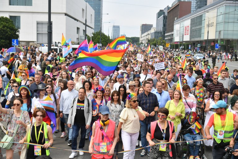 Miles de personas protestan en apoyo a comunidad LGBTIQ en Polonia