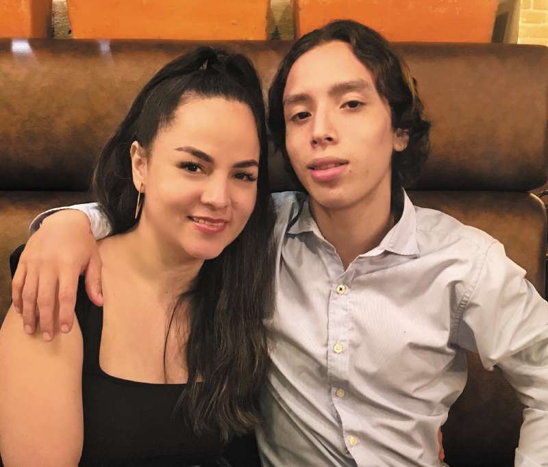 Milena Meneses junto a su hijo Santiago Murillo.