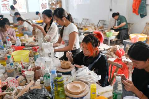 Hartos del estrés laboral, jóvenes chinos buscan nuevos modos de vida