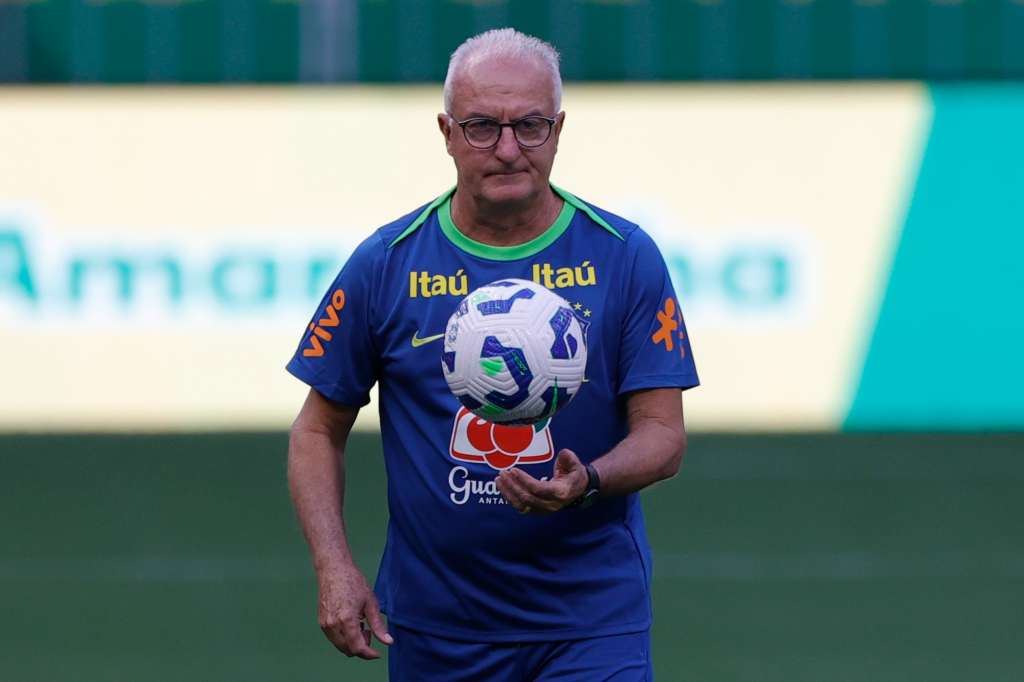 AME725. BRASILIA (BRASIL), 19/03/2025.- El entrenador de Brasil, Dorival Junior, dirige un entrenamiento con la selección este miércoles, en el estadio Mané Garrincha, en Brasilia (Brasil). EFE/ André Coelho
