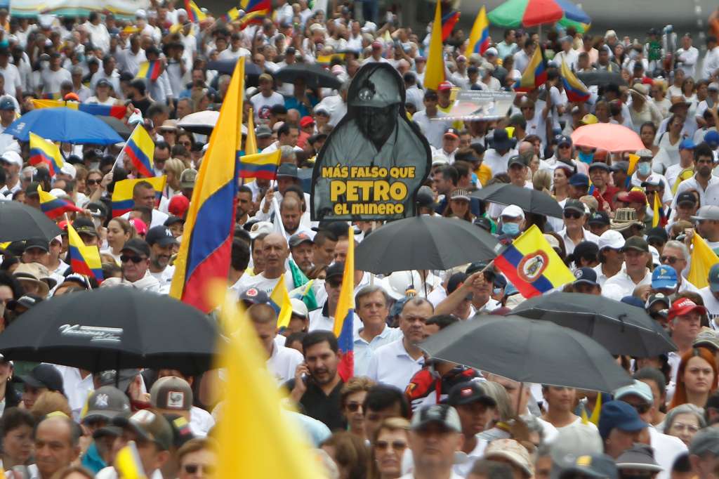 MED400 MEDELLÍN (COLOMBIA), 15/02/2023.- Miles de personas participan e una marcha contra las reformas del Gobierno del presidente colombiano Gustavo Petro, hoy en las calles de Medellín (Colombia). Miles de colombianos comenzaron a llenar este miércoles las calles de las principales ciudades del país para manifestar su rechazo a las reformas sociales que impulsa el Gobierno del presidente Gustavo Petro, como la de la salud que fue presentada el lunes. EFE/Luis Eduardo Noriega A