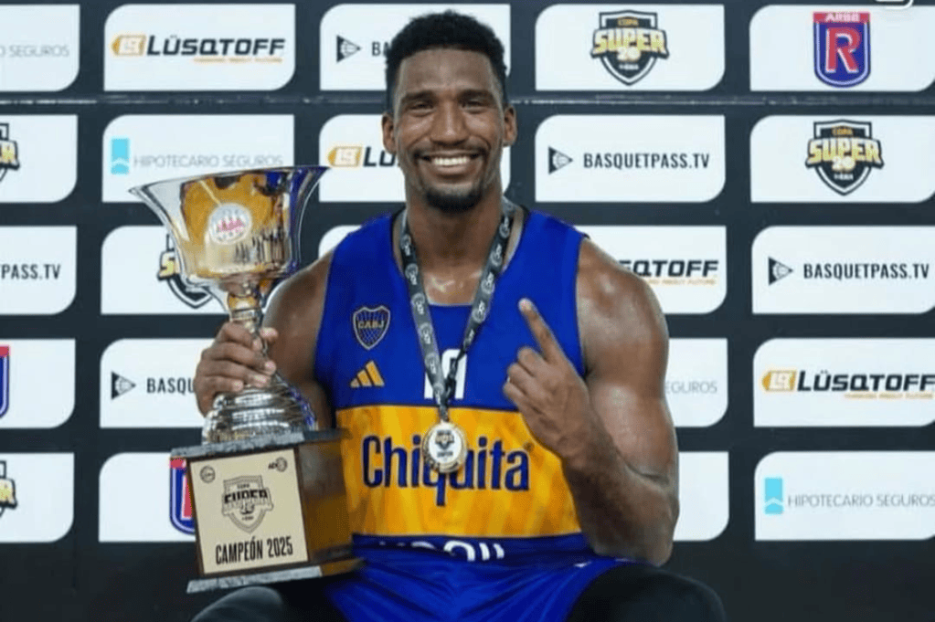 Andrés Ibargüen, con la copa de campeón.