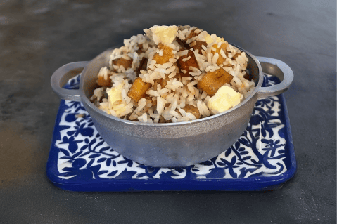 Arroz pajarito con queso costeño